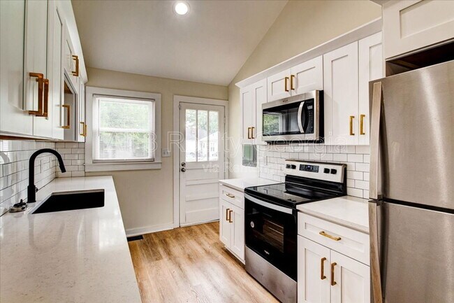 Building Photo - 210 Bryan St