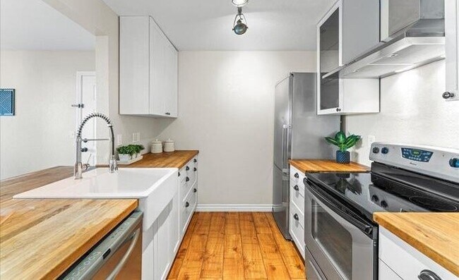 Foto del edificio - 120 Reflections Dr