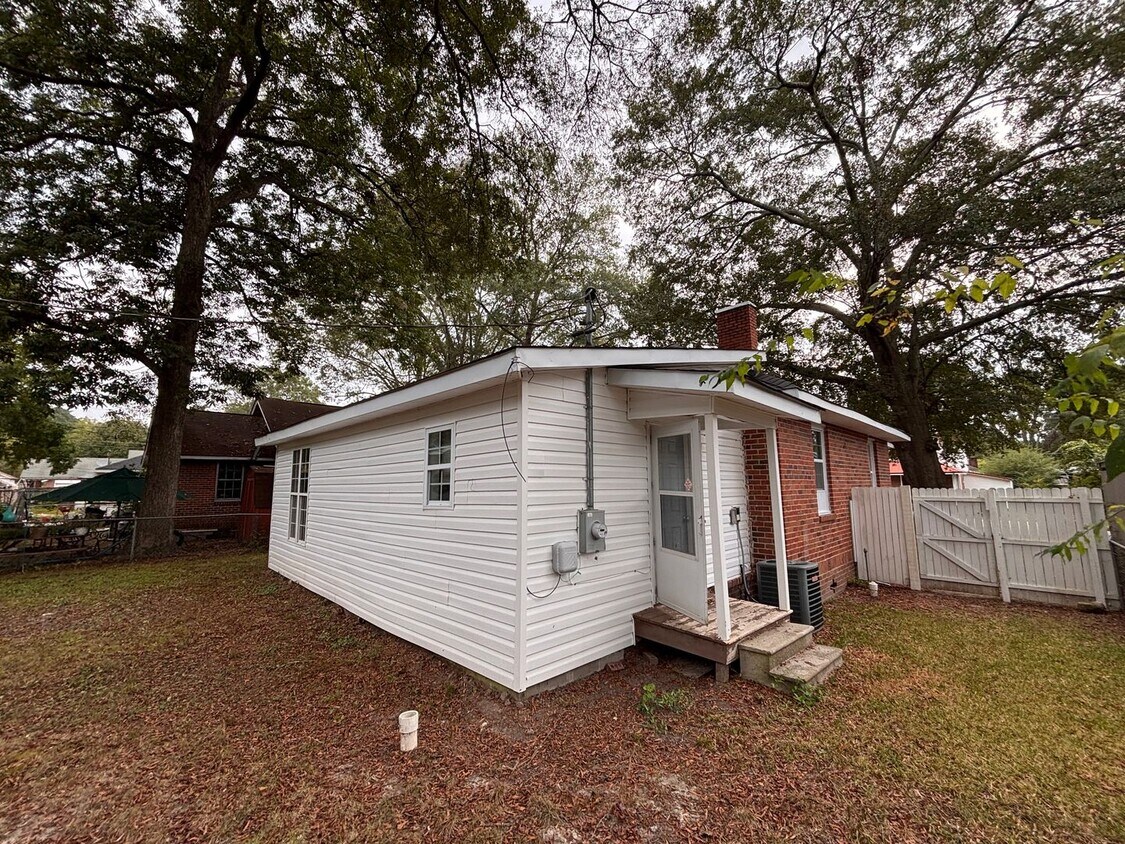 Foto principal - 3 Bedrooms, 2 Bathrooms - Home in Celenease!
