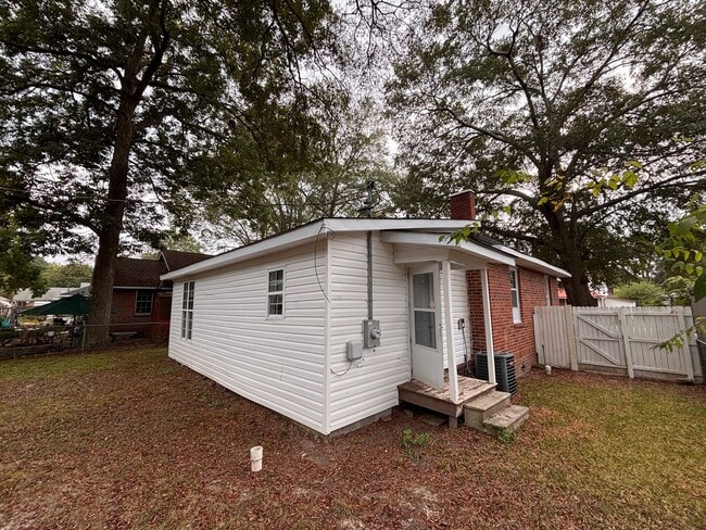Building Photo - 3 Bedrooms, 2 Bathrooms - Home in Celenease!