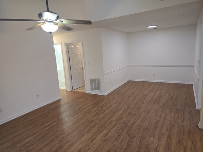 Building Photo - 4016 Rainbow Dr