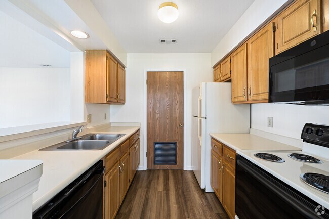 Birch, 2 habitaciones, 2 baños - 1183 pies cuadrados - Cocina - Stillwaters, Hickory Grove Apartments