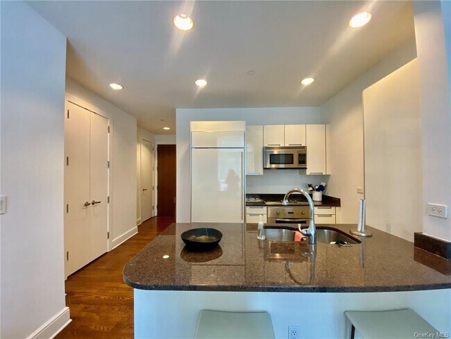 Building Photo - 250 E 49th St