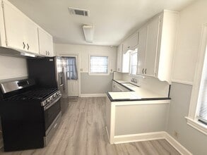 Building Photo - 712 Sue St