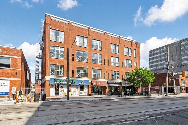 Photo du bâtiment - 766 King St W