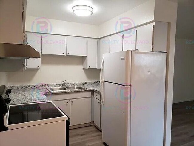 Foto del edificio - Spacious 2 Bed, 2 Bath Apartment with Private Patio