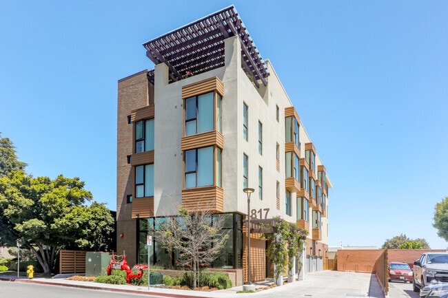 Building Photo - Walnut Studios
