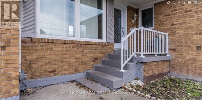 Building Photo - 376 Third Line