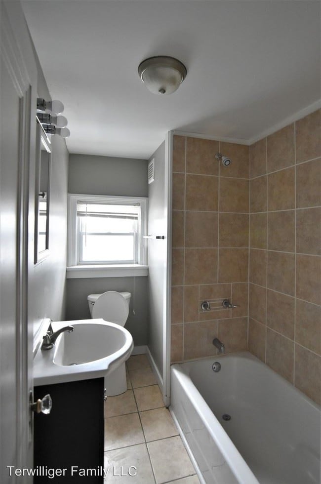Building Photo - 2 br, 1 bath Apartment - 8 Lincoln