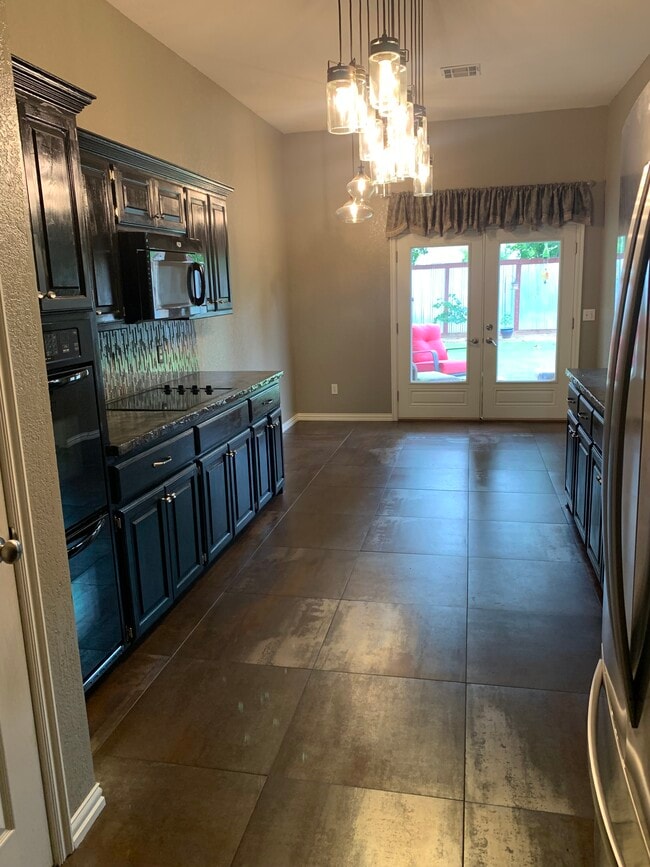 Tile floor in kitchen. Electric stove. Double oven. - 4517 Newport Dr