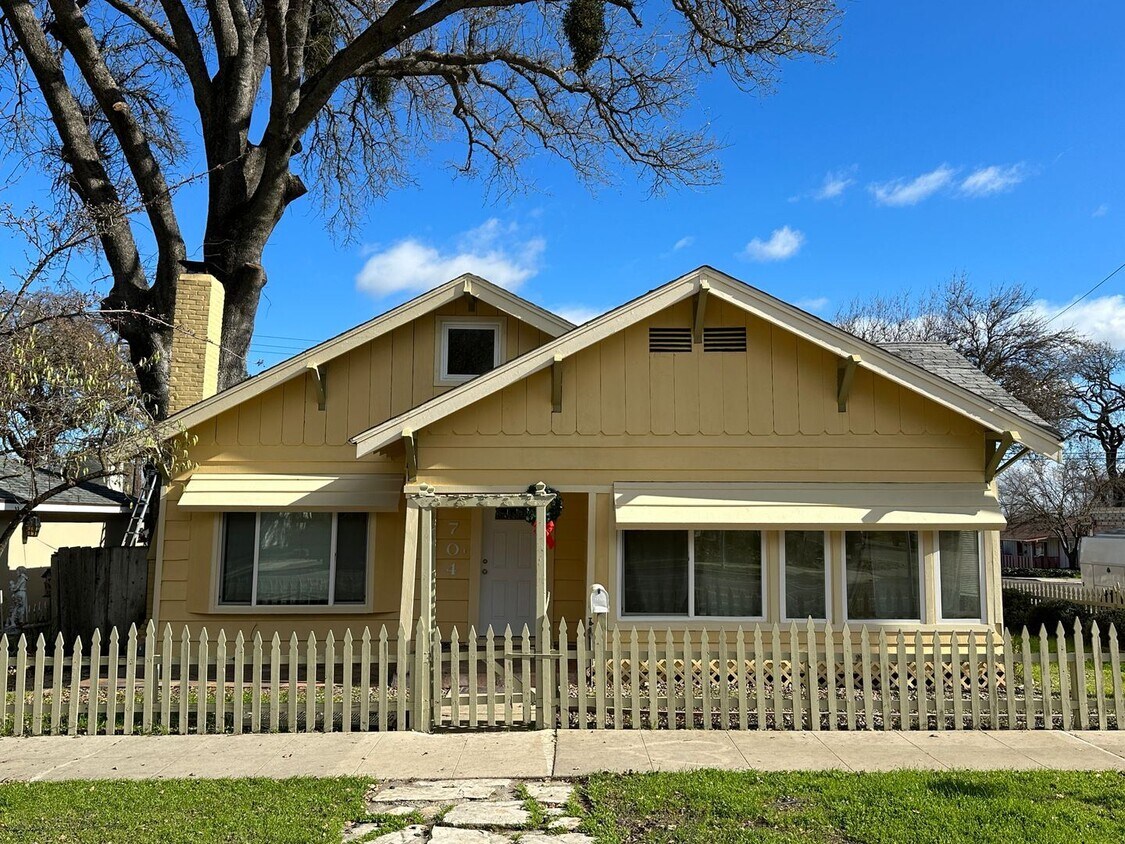 3 br, 1.5 bath House 704 Vine St Unit A House Rental in Paso Robles, CA