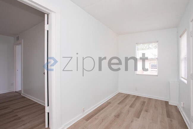 Building Photo - Unit