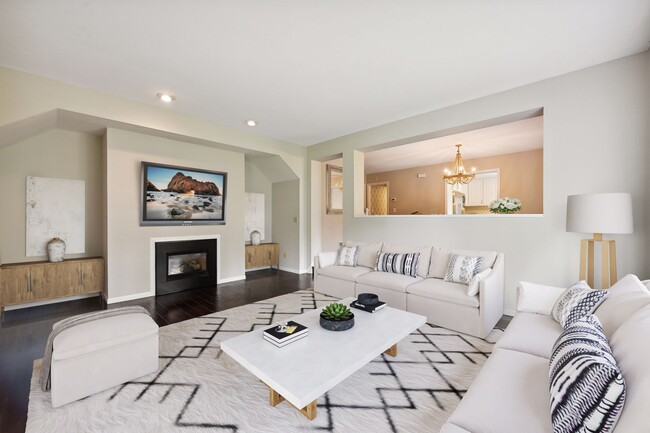 Gas fireplace and engineered wood floors - 1541 Hollybrook Rd