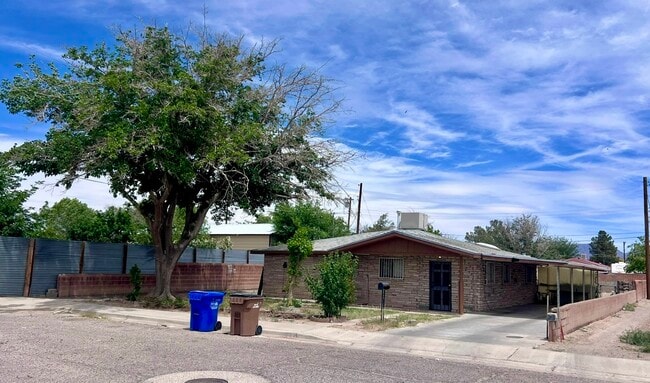 Building Photo - 1312 Douglas Dr