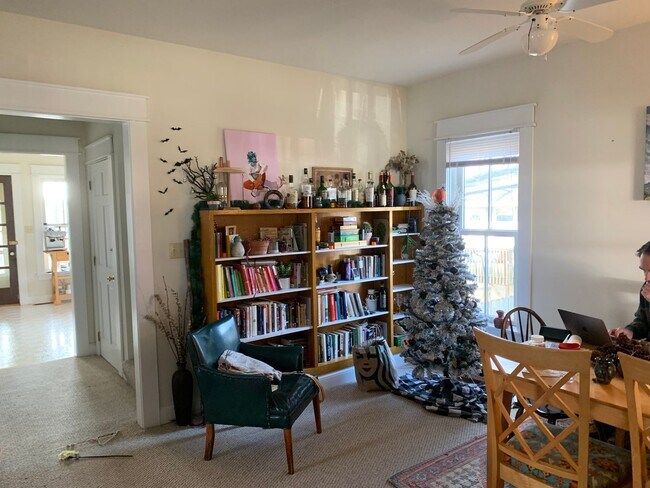 Foto del edificio - Spacious 3 bed/3 bath Home near Switchyard Park!