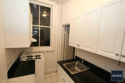 Building Photo - 224 E 70th St