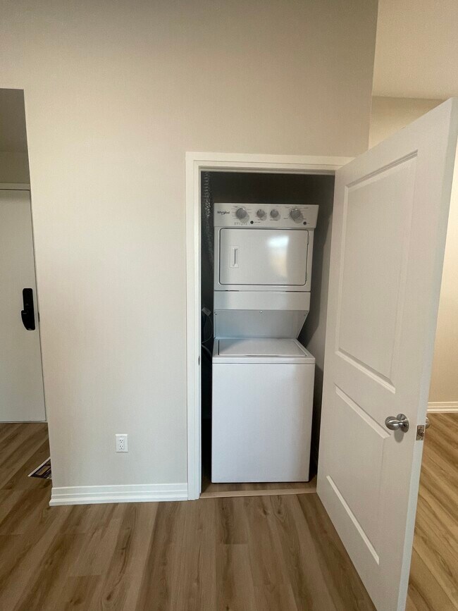 Photo du bâtiment - Spacious, Newly built Two Bedroom + Den, Two Bathroom Unit for Rent in St Catharines Ontario