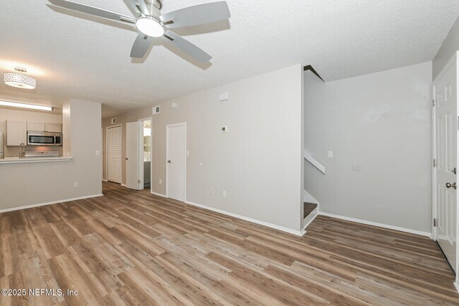 Foto del edificio - 2224 Marsh Point Rd