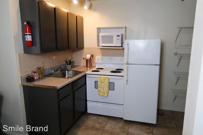 Building Photo - Studio, 1 bath Room For Rent - 510 E. Clark