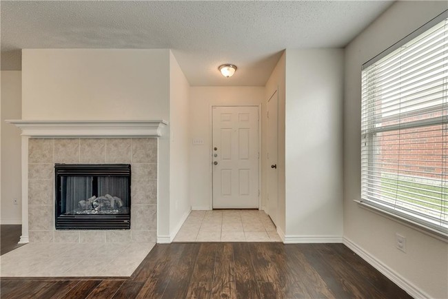 Building Photo - 2112 Pecan Creek Dr
