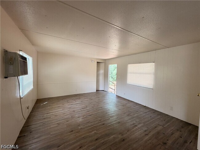 Foto del edificio - 8146 Tolles Dr