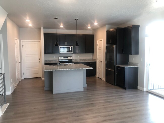 Foto del edificio - Nearly New Lehi Row End Townhome W 2 attac...