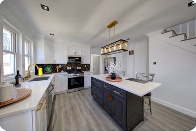 Building Photo - 14 Roosevelt Ave