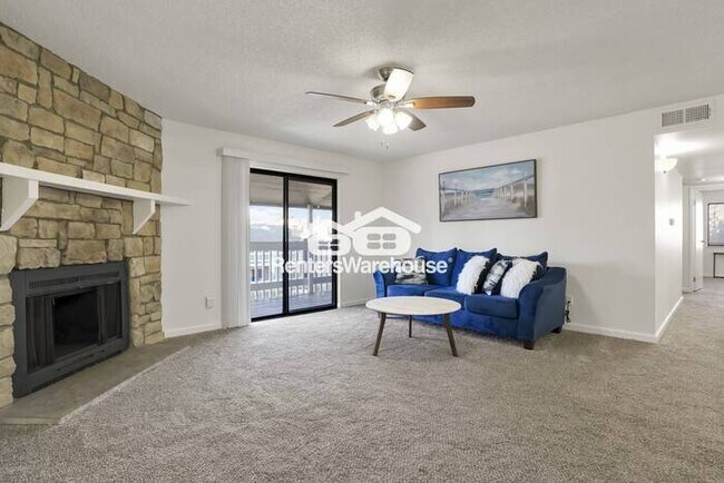 Foto del edificio - Nicely Updated 3 Bed/ 2 Bath Condo with Fireplace and In-Unit Laundry