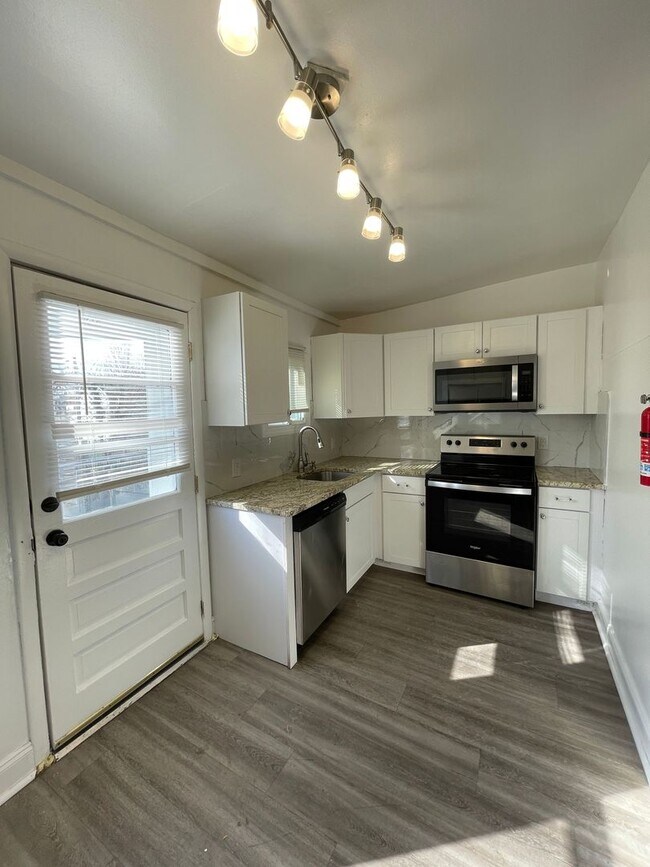 Building Photo - 4 Bedroom 1.5 Bath, Renovated House in Pottstown