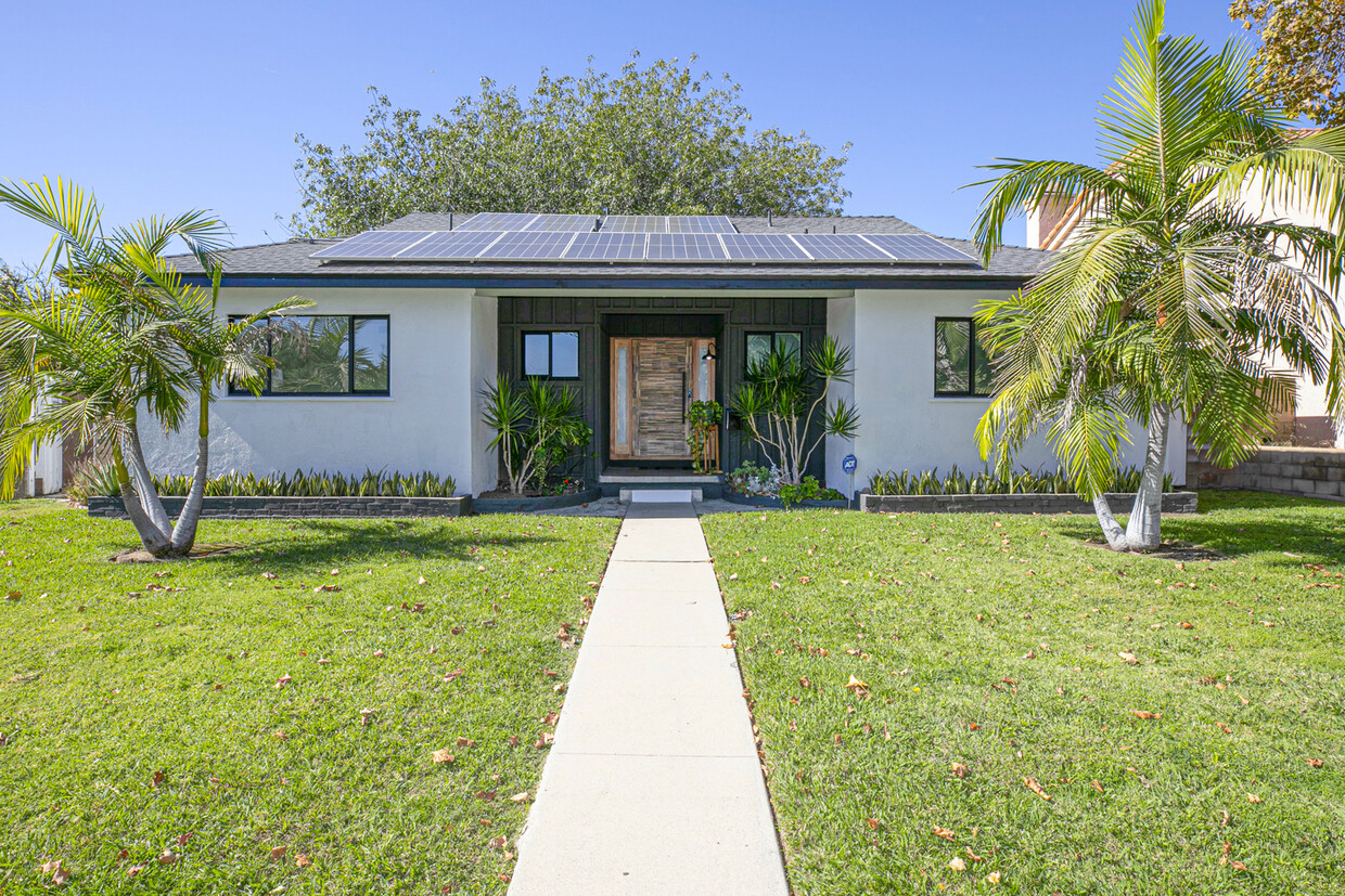 Primary Photo - 10559 Woodley Ave