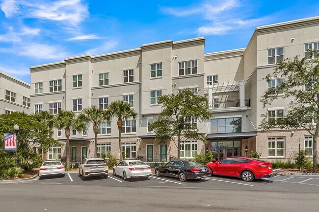 Foto del edificio - 200 River Landing Dr