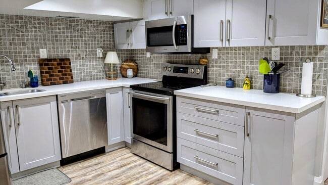 Building Photo - 23 Howland Rd