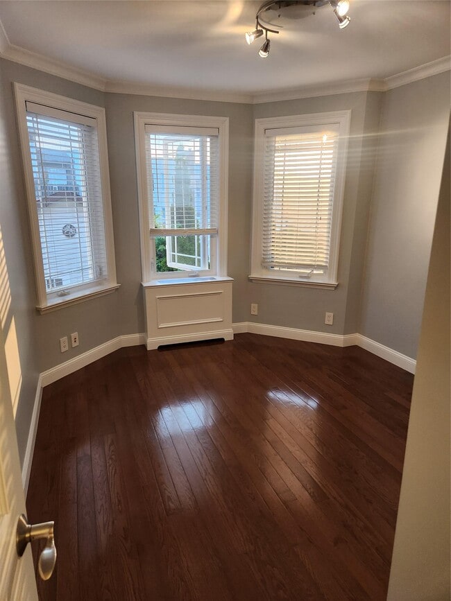Building Photo - 58-26 60th Ln