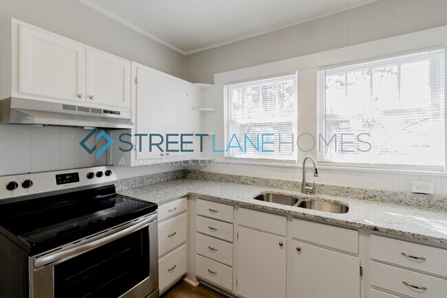 Building Photo - 1612 Fulton Ave SW