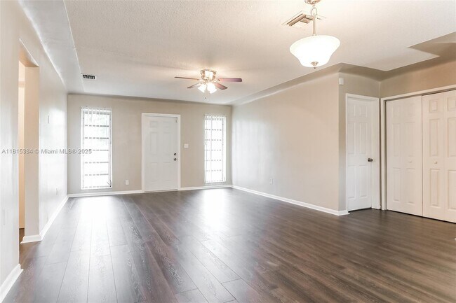 Foto del edificio - 1565 NW 6th Ave