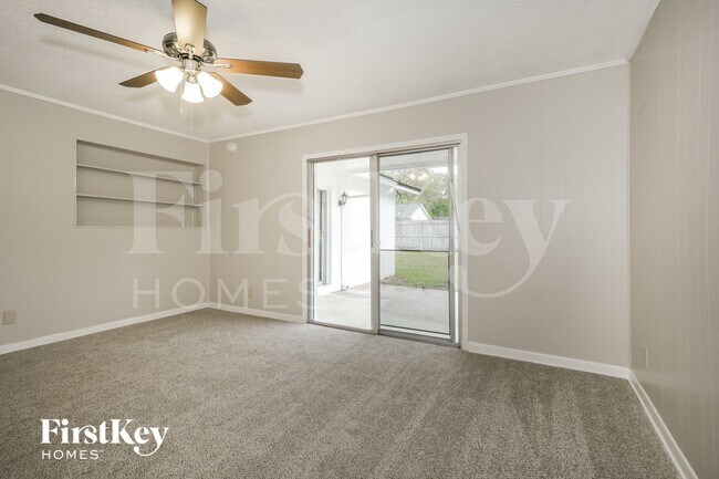 Building Photo - 2410 Oakdale Dr N