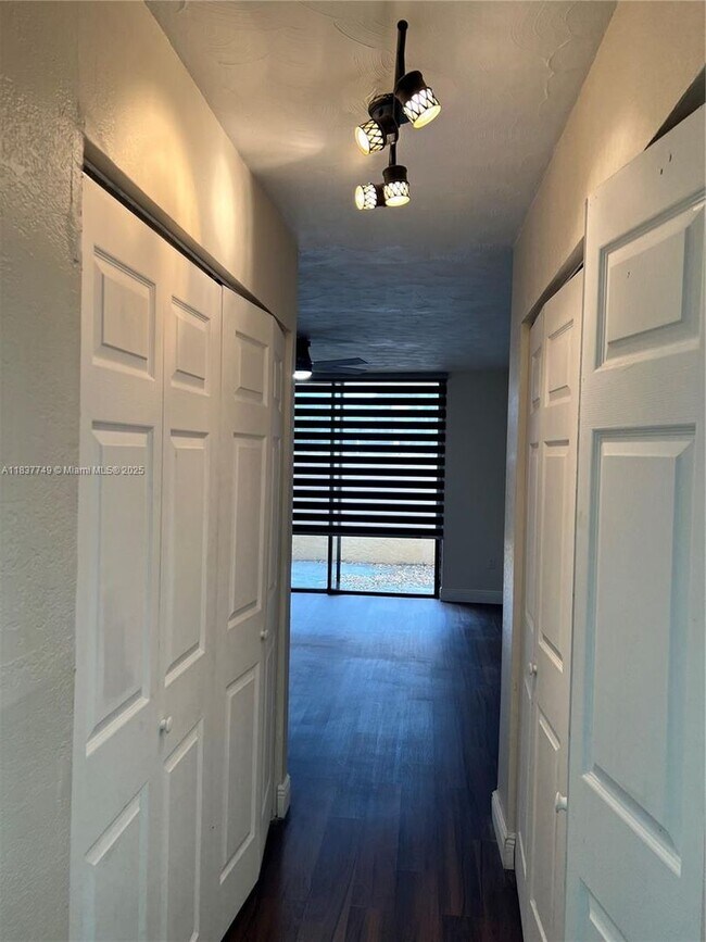 Foto del edificio - 600 NW 214th St