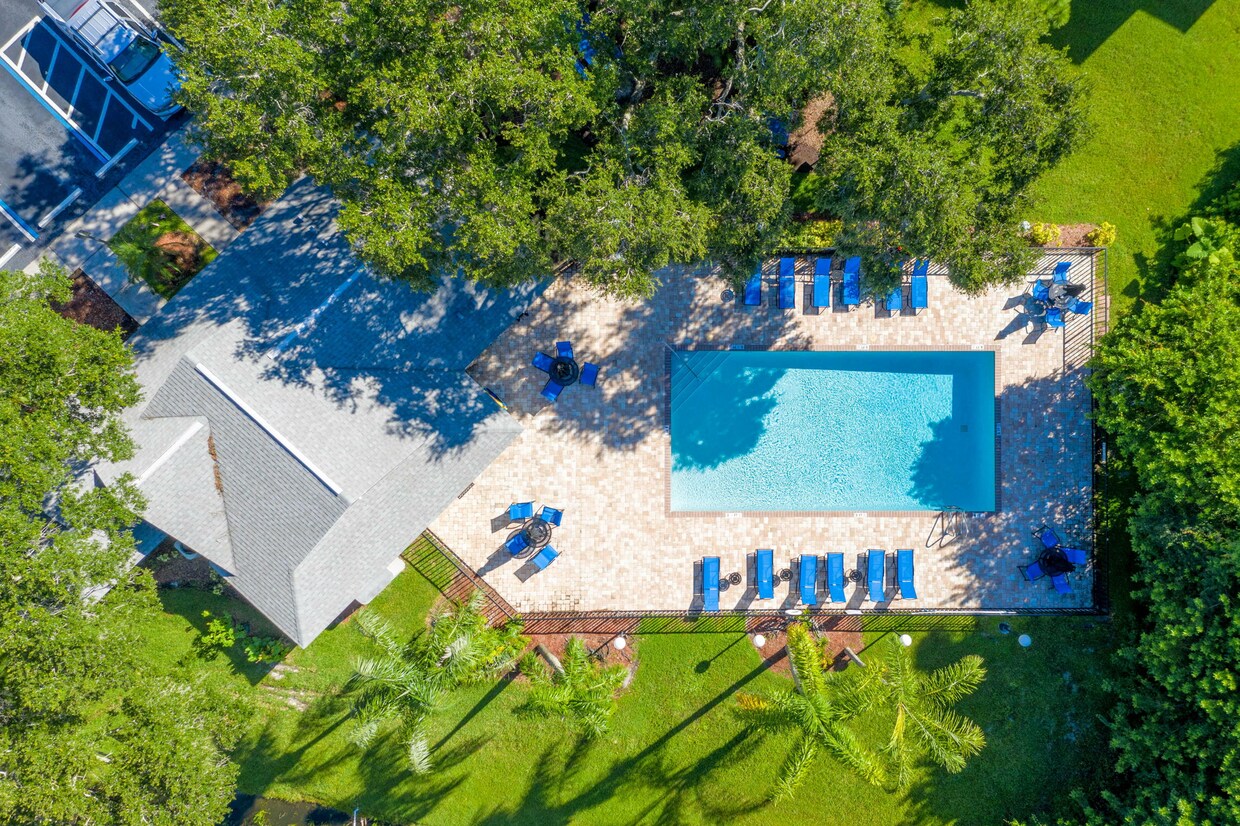 Whispering Palms Apartments in Largo, FL