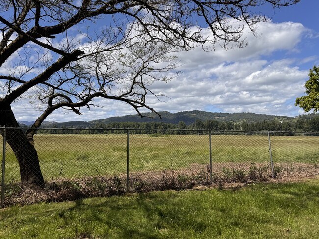 Foto del edificio - 8741 Old Hwy 99 S