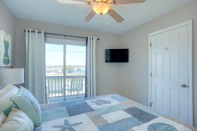 Building Photo - 3994 Island Dr
