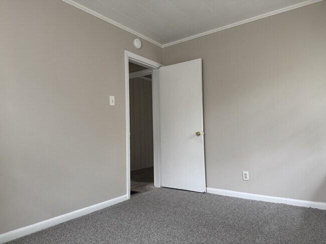 Building Photo - 406 E Park Dr