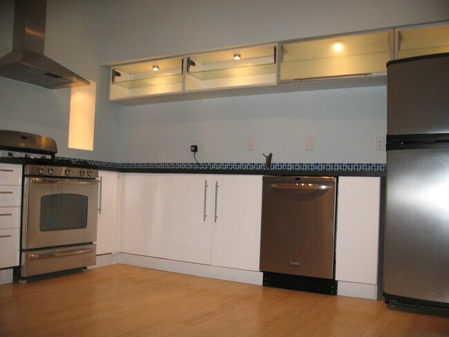 Building Photo - Available August 2024 - 3 Bed Home w/ Amaz...