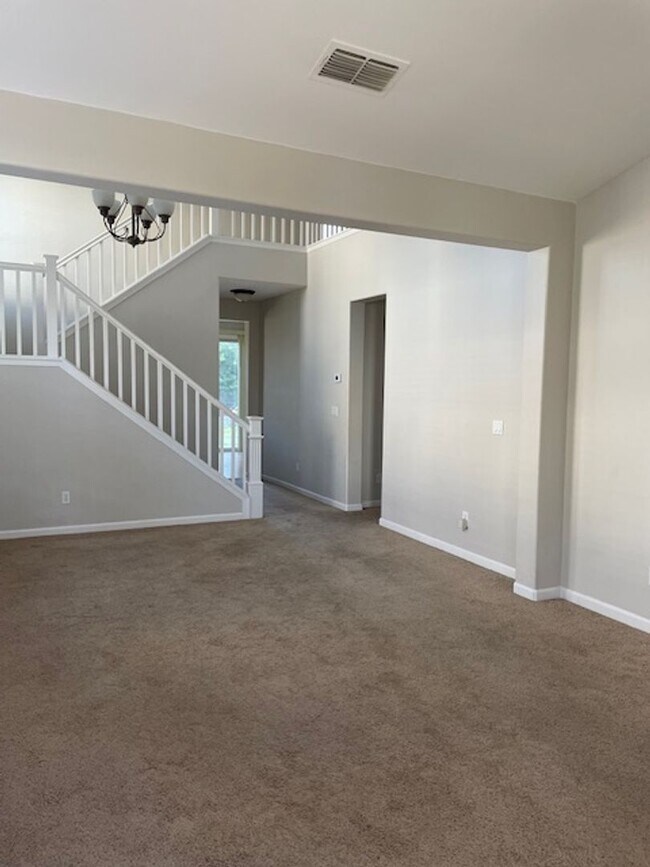 Foto del edificio - Beautiful 4-Bedroom Home for Lease in Trac...