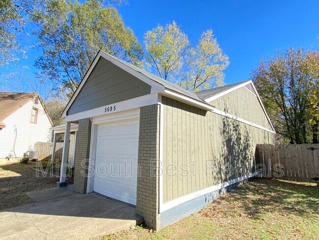 Foto del edificio - 5695 Shagbark Ct