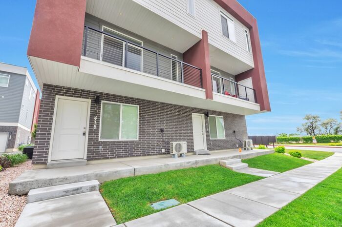 Primary Photo - Modern End Unit townhouse w attached 2 car...