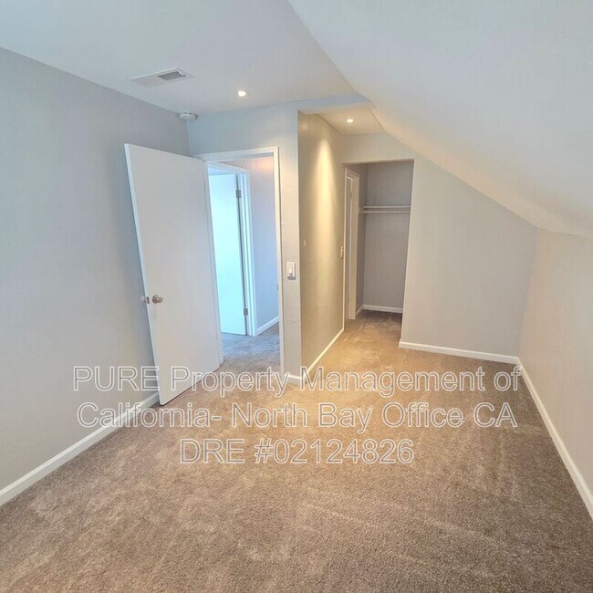 Foto del edificio - 810 Louise Dr