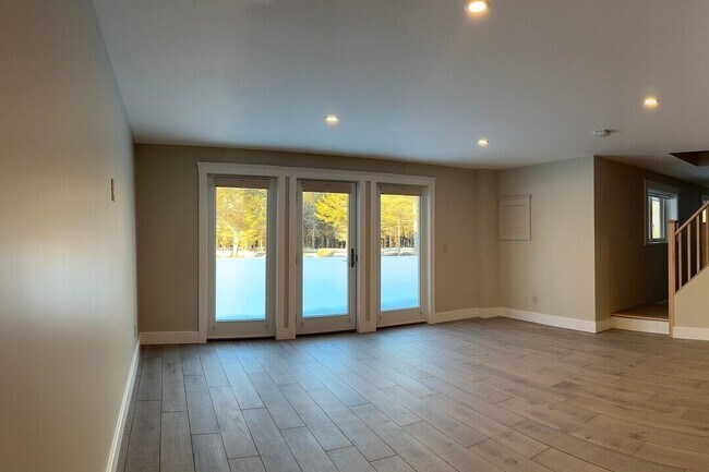 Foto del edificio - 103-105 Puckerbrush East Rd