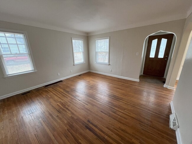 Foto del edificio - 3426 Bellevue Rd