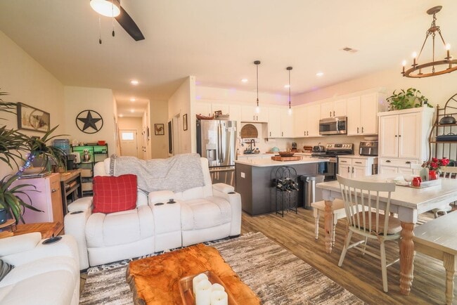 Building Photo - Newer Build House for Rent, Available Sept...