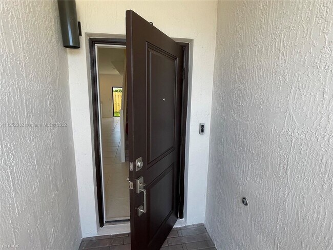 Building Photo - 3 br, 3 bath Townhome - 973 NE 211th St